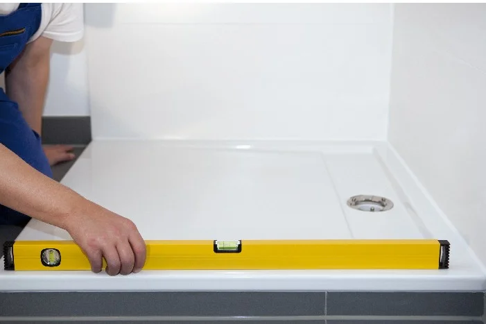 Wasserwaage auf Duschwanne